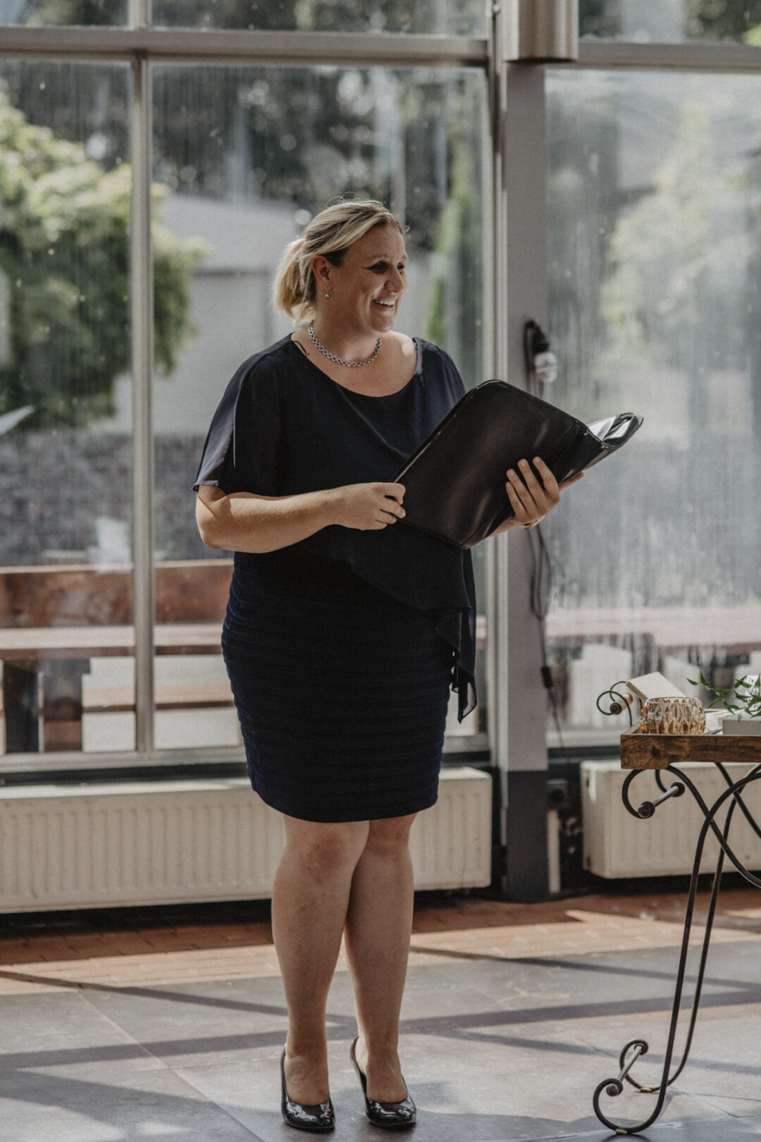 Die freie Rednerin spricht mit einem Lächeln während der Trauung im Kraftwerk Relax