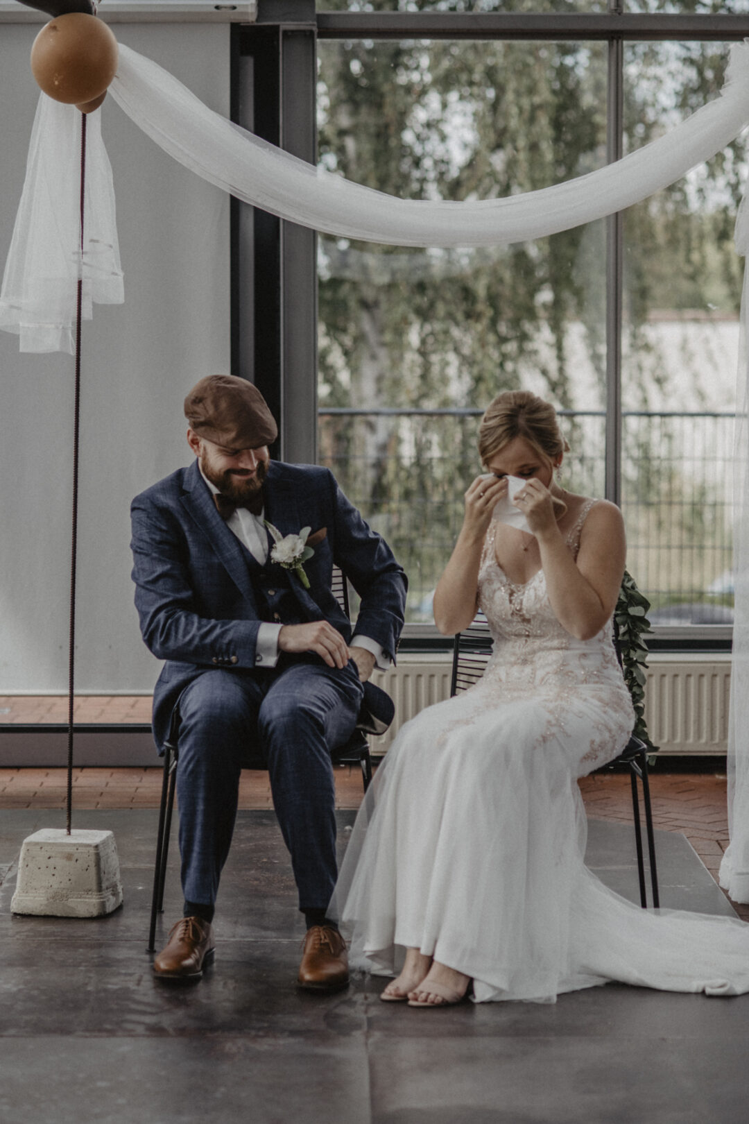 Die Braut tupft sich erneut eine Träne aus dem Gesicht – tief bewegter Moment in der Zeremonie