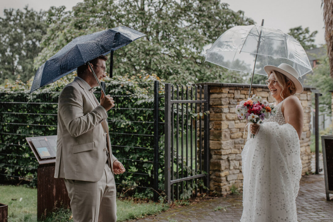 First Look im Regen zwischen Braut und Bräutigam