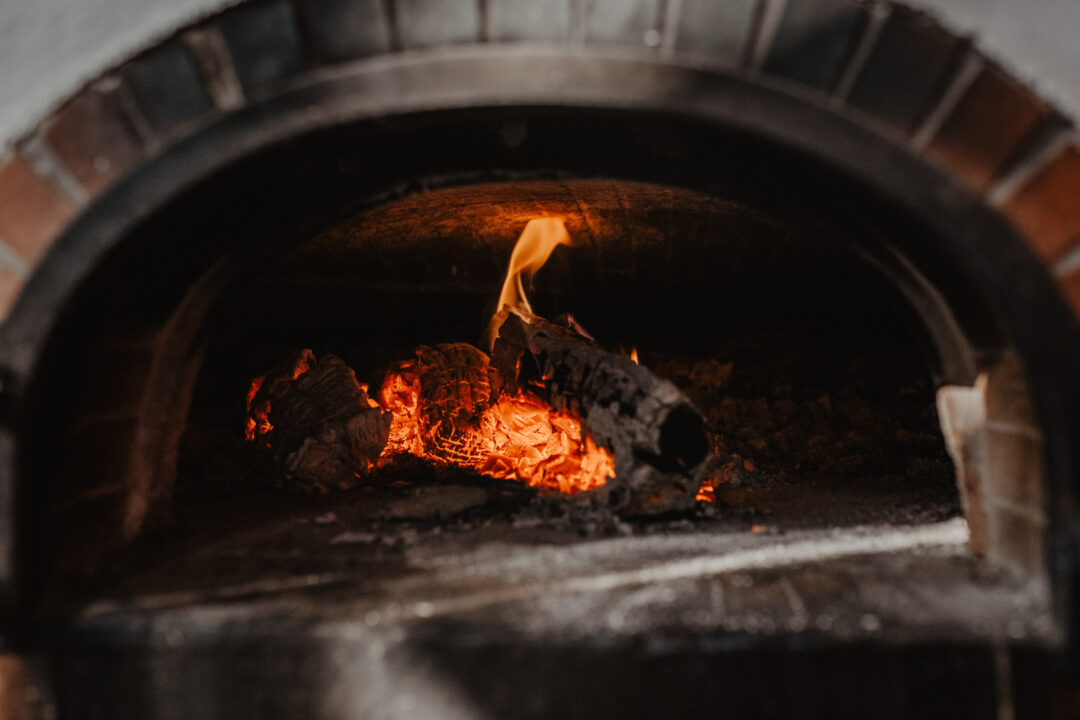 Brennender Holzofen in der Hochzeitslocation Beverland