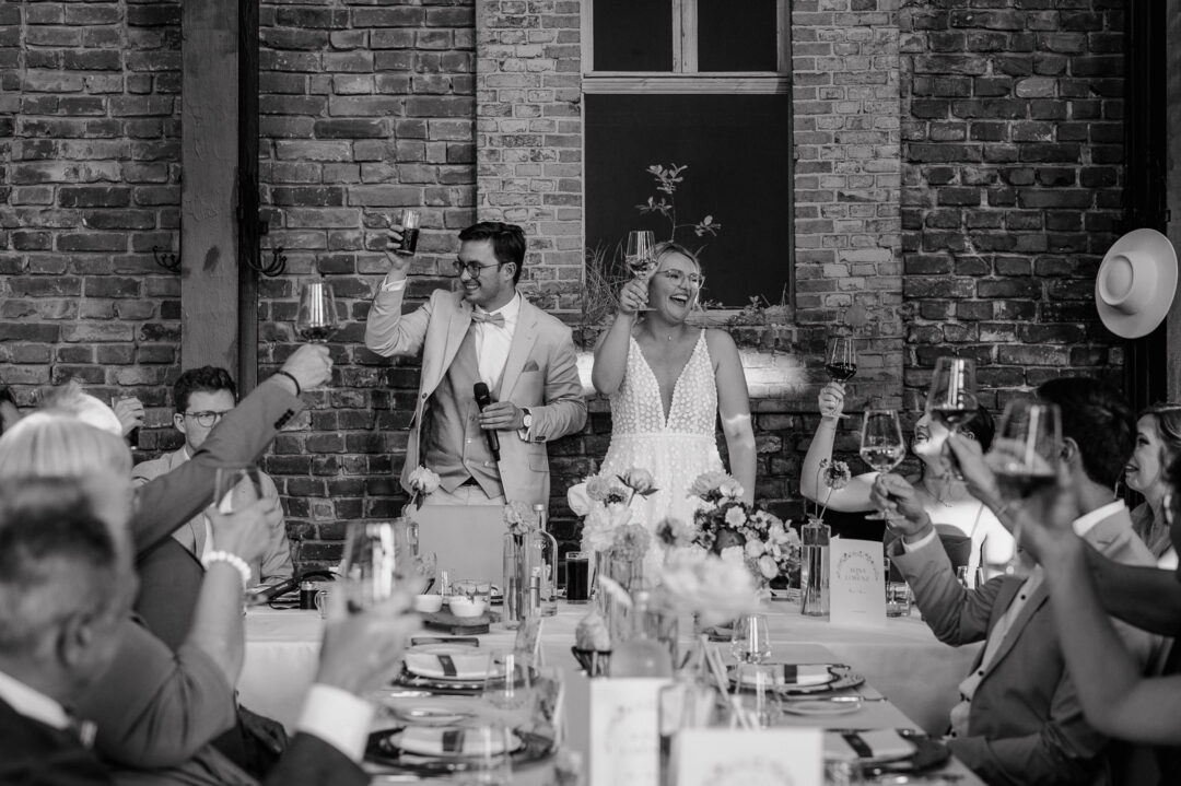 Brautpaar erhebt das Glas zum Hochzeitstoast