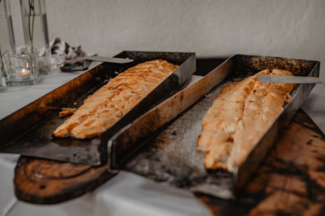Lachsfilets auf Grillplatten beim Hochzeitsbuffet