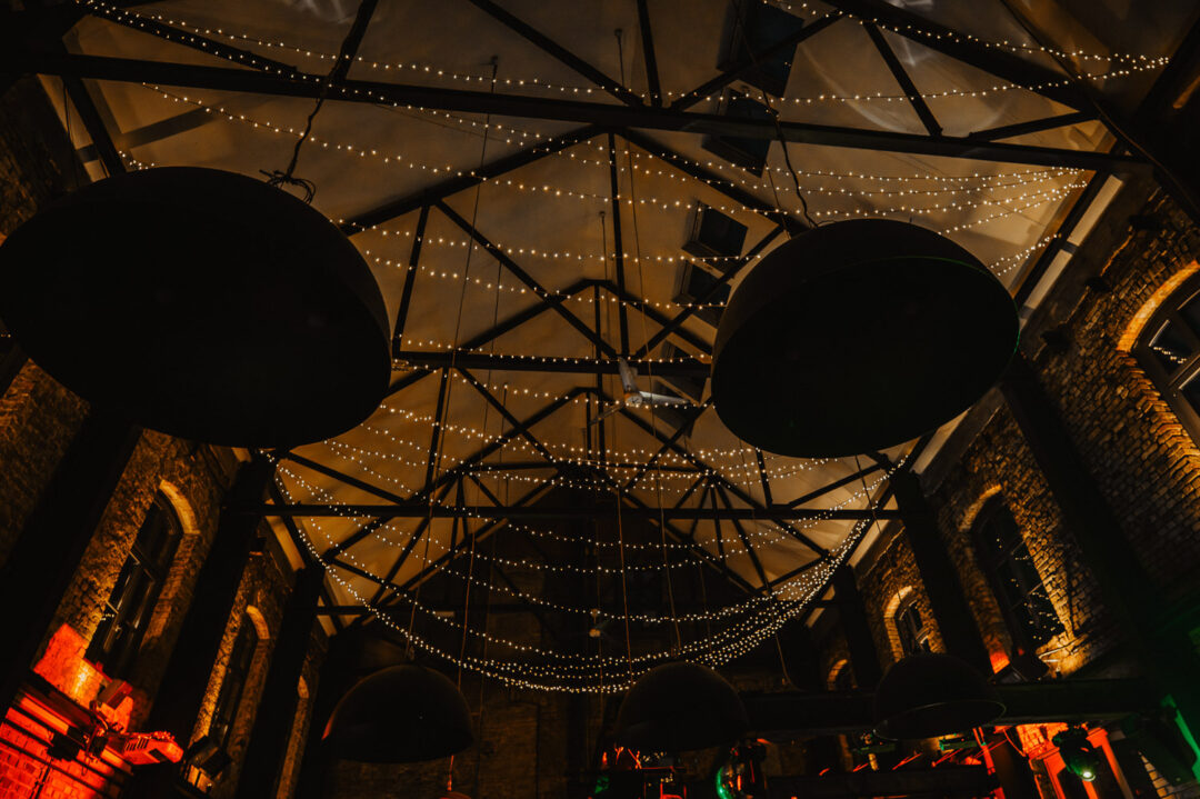 Decke mit Lichterketten in Industrial-Hochzeitslocation