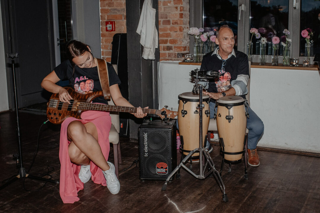 Hochzeitsgäste spielen Bass und Percussion live