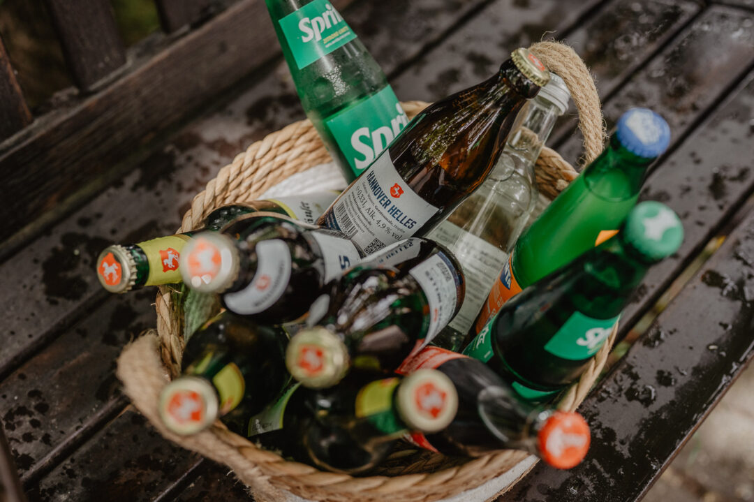 Getränkekorb mit Bier und Limonade zur freien Trauung im Grünen