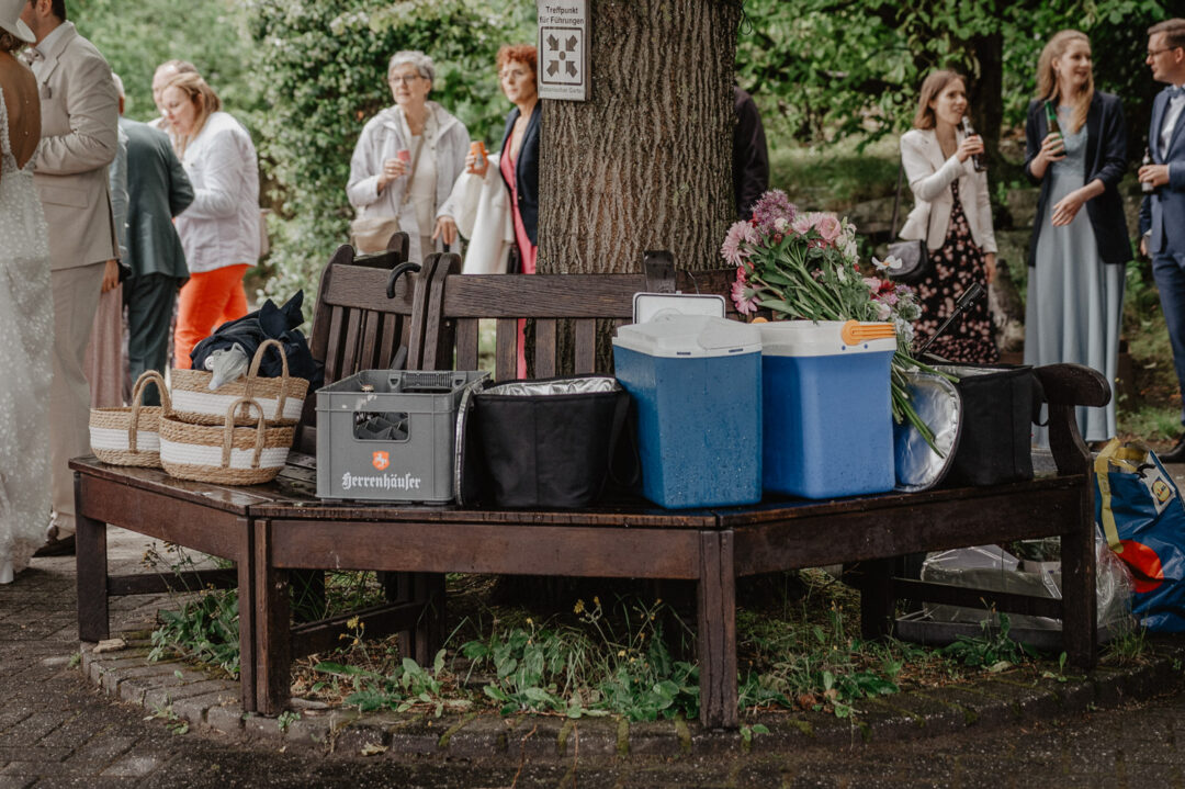 Getränkekisten und Blumen bei der Hochzeit im Grünen