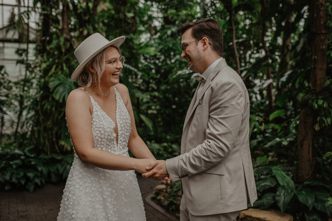 Brautpaar hält sich an den Händen