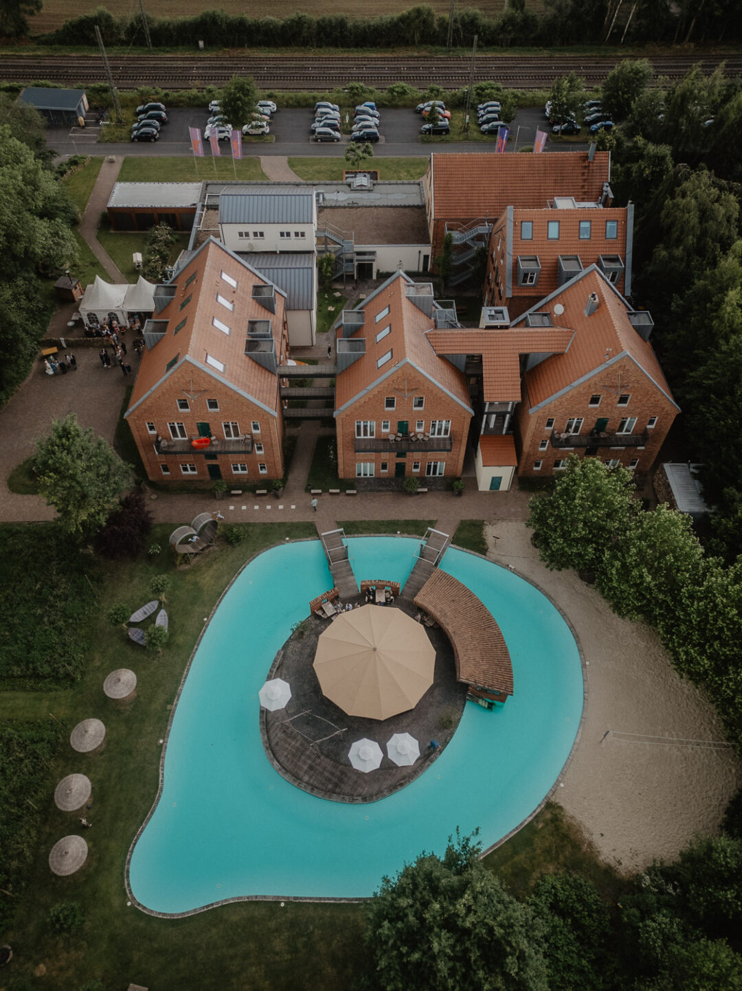 Hochzeit im Beverland Resort mit Pool und roter Backsteinarchitektur