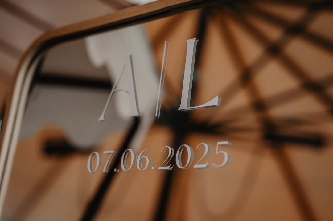 Hochzeitsschild mit Initialen und Datum 07.06.2025 auf Spiegel