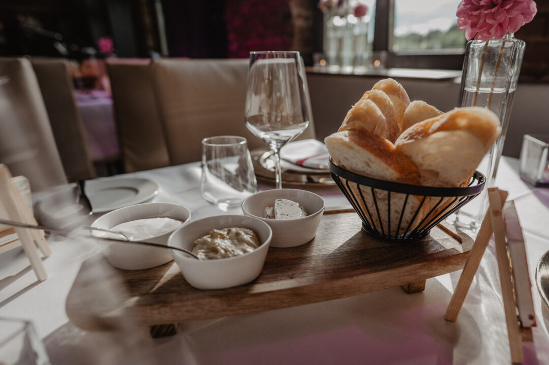 Vorspeisenbrett mit Brot und Dips zur Hochzeit