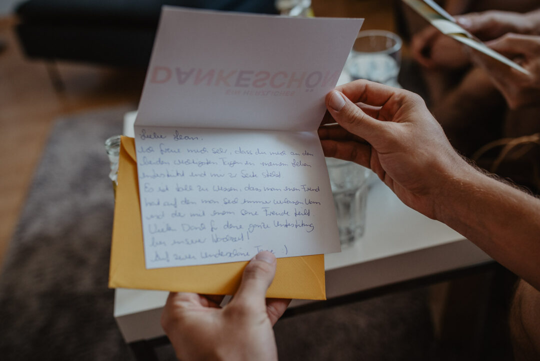 Persönliche Nachricht in einer Karte beim Getting Ready des Bräutigams.