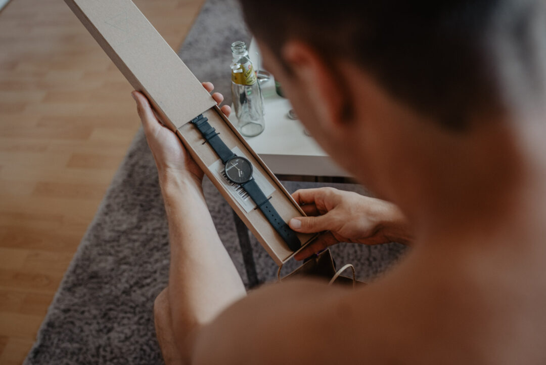 Bräutigam erhält beim Getting Ready eine elegante Uhr als Geschenk.