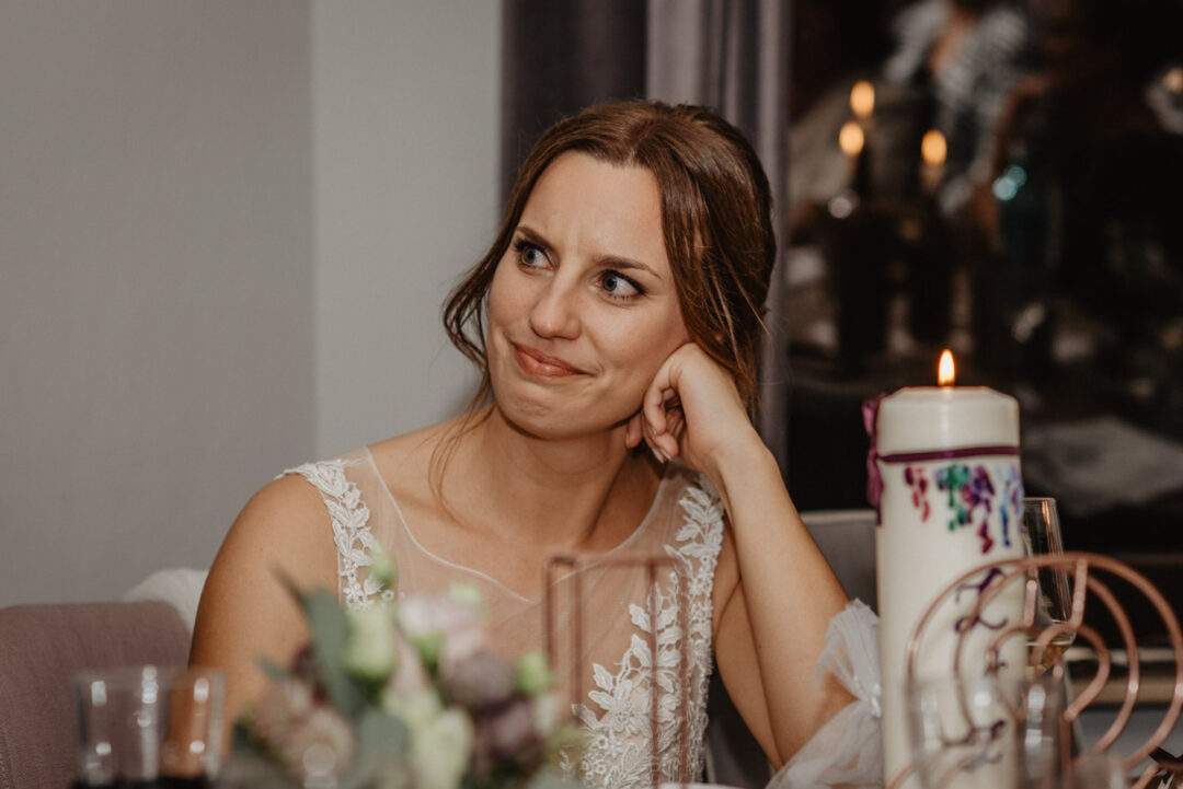 Braut reagiert emotional während einer Rede bei der Feier im Wirtshaus Krämer.