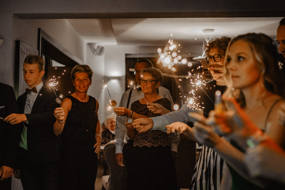 Gäste stehen mit Wunderkerzen beim Hochzeitstanz im Wirtshaus Krämer.
