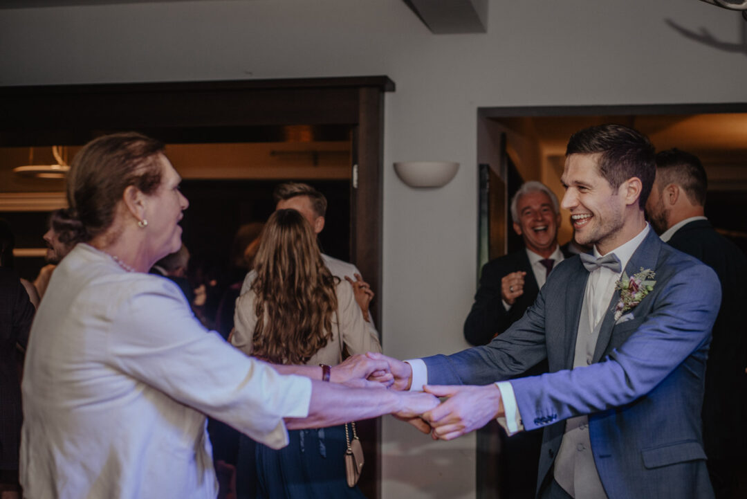 Fröhliche Stimmung unter den Gästen bei der Hochzeit im Gasthaus Stromberg.
