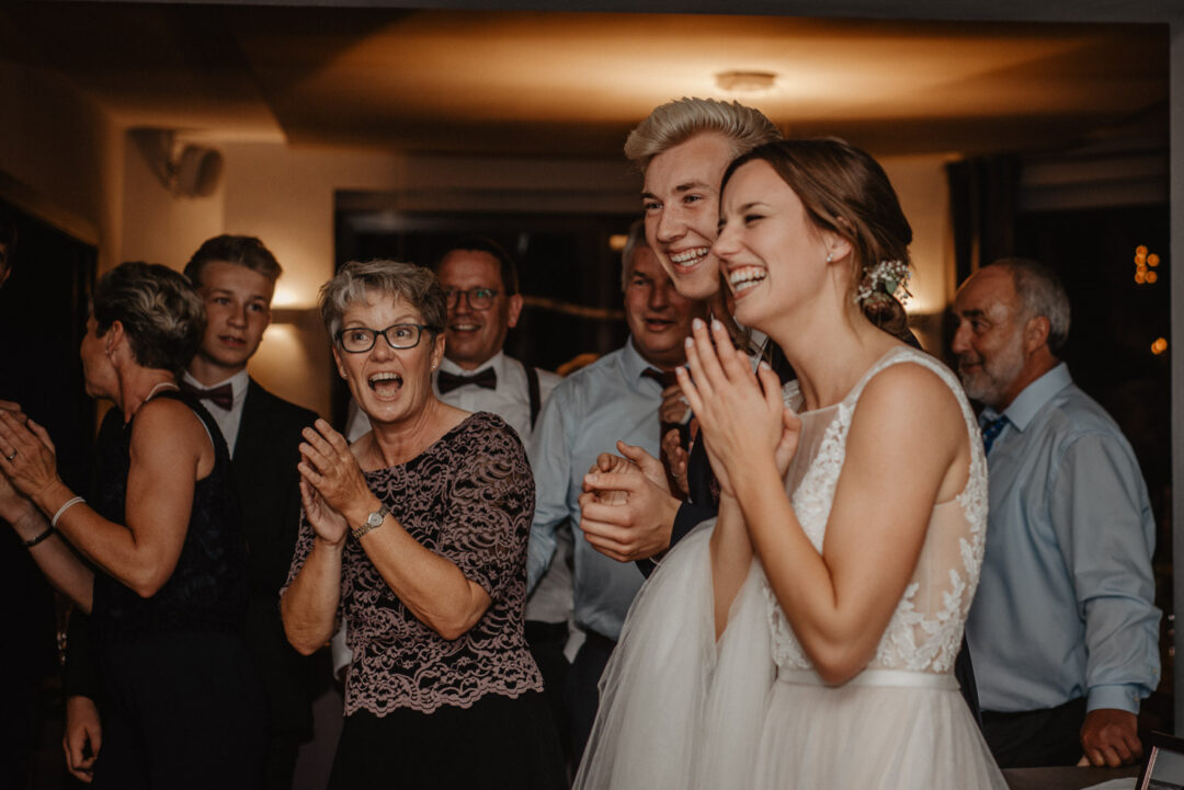 Gäste applaudieren während der Hochzeit im Gasthaus Stromberg.
