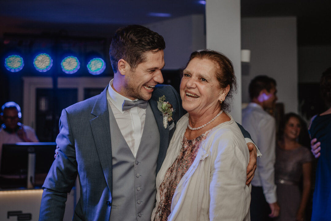 Gäste lachen herzlich bei der Hochzeit im Gasthaus Stromberg.