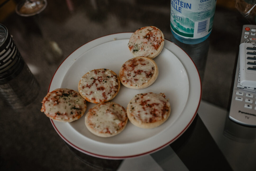 Teller mit kleinen Pizzasnacks beim Getting Ready der Hochzeitsgesellschaft.
