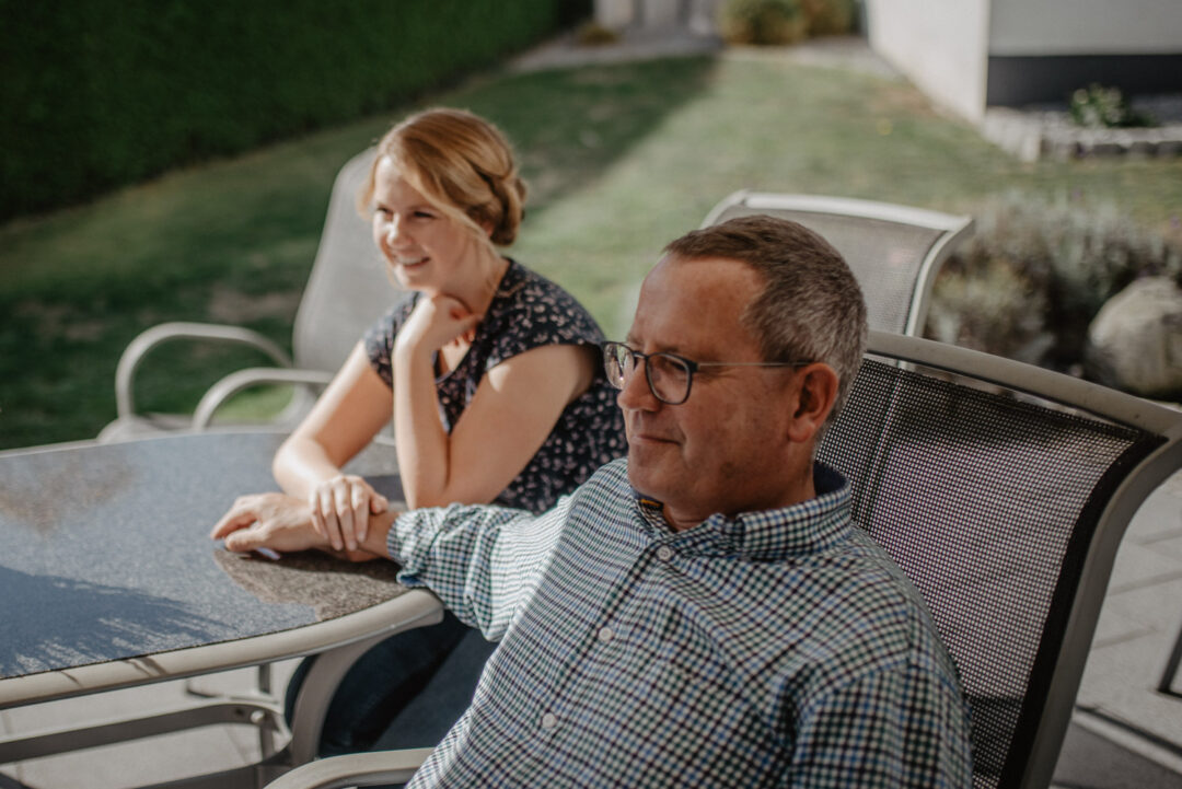 Eltern der Braut sitzen auf der Terrasse beim Getting Ready.