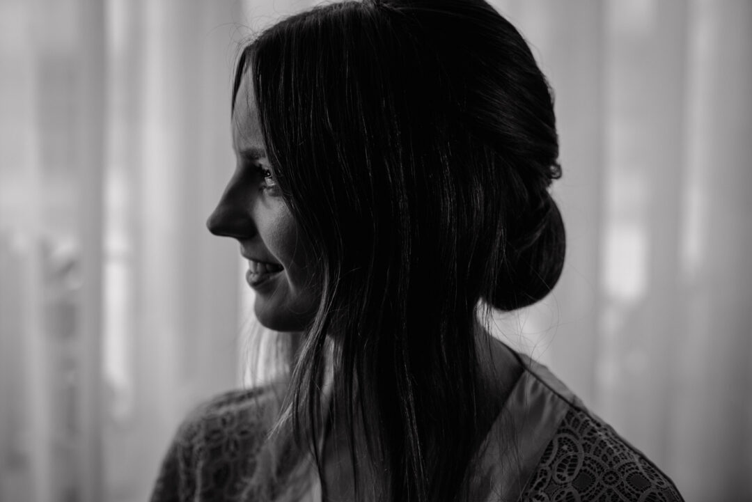 Schwarz-Weiß Porträt der Braut im Profil während des Getting Ready.