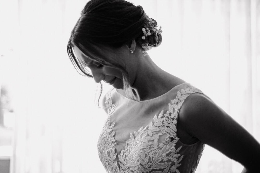 Detailaufnahme der Braut im Kleid, Schwarz-Weiß Aufnahme voller Emotion.