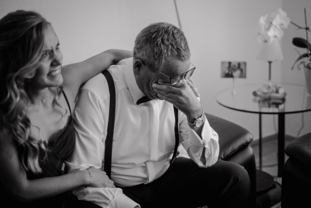 Vater der Braut wischt sich gerührt die Tränen aus den Augen, Schwarz-Weiß.