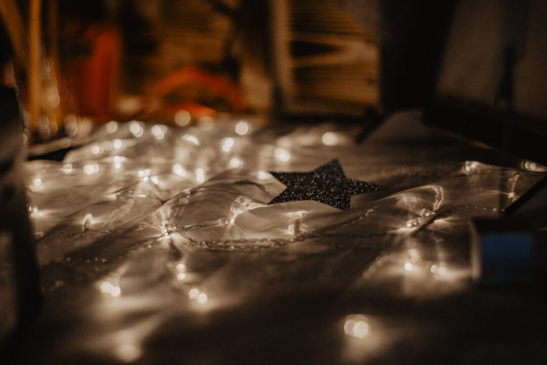 Detailaufnahme mit Lichterkette und Sternendeko im Wirtshaus.