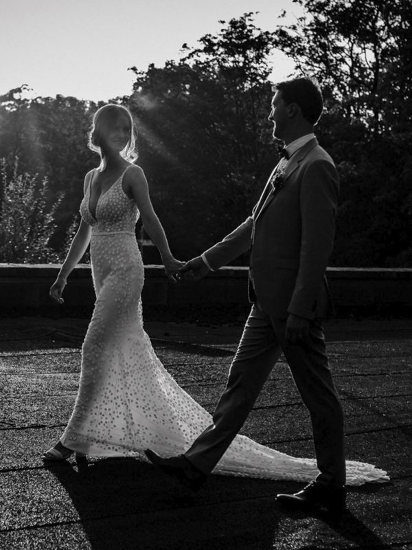 Hochzeitspaar hält Händchen bei Sonnenuntergang in Waltrop