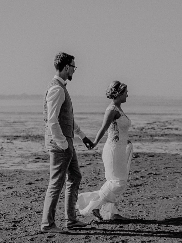 Barfuß am Strand bei Hochzeit in Hooksiel an der Nordsee
